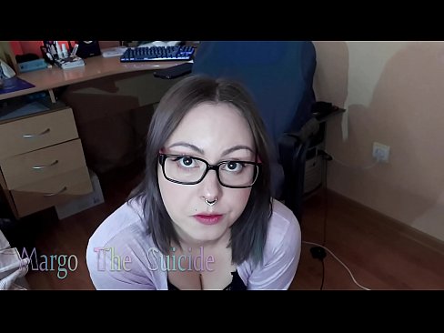 ❤️ Neska sexy betaurrekoekin dildoa zurrupatzen du kameraren aurrean ❤❌ Porno ederra gugan ️❤