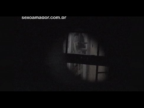 ❤️ Blondie ezkutuan grabatzen du auzoko voyeur batek adreilu hutsen atzean ezkutatuta ❤❌ Porno ederra gugan ️❤