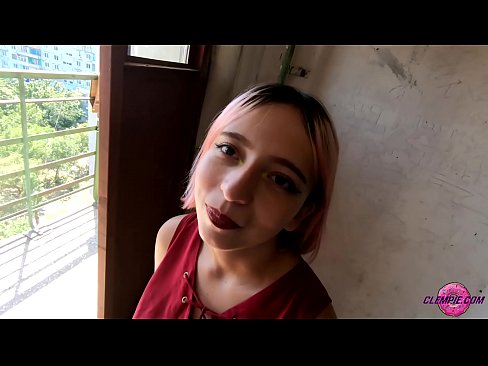 ❤️ Ikasle sentsuak arrotz bat zurrupatzen du kanpoaldean - Cum On His Face ❤❌ Porno ederra gugan ️❤